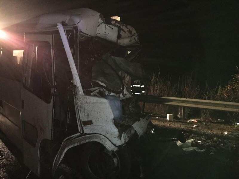 Млада жена загина в катастрофа при челен удар между БМВ и камион