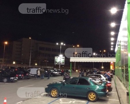 Автоманиаците се преместиха, 50 шофьори обсадиха Практикер СНИМКИ