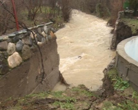 Двама души блокирани в планината заради свлачище