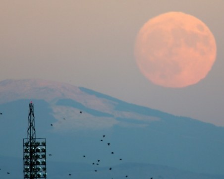 Наблюдаваме първата и последна суперлуна за 2017 година днес