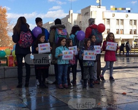 Необичайно състезание: Родители и деца спринтираха  с раници в центъра на Пловдив ВИДЕО