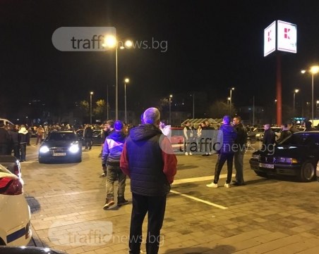 Полицейска блокада на Кауфланд в Пловдив, униформени проверяват шофьори СНИМКИ