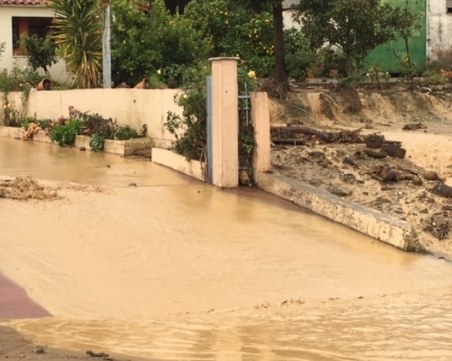 Порои удаваха Западна Гърция, водата достигна до 1 метър