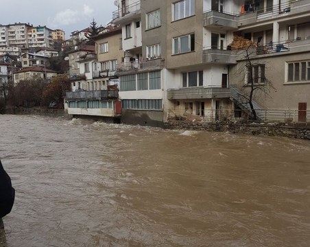 Продължава бедственото положение в Смолянско, разчистват пътищата