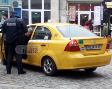 Таксиджия мина през пешеходната зона на Капана, за да остави 