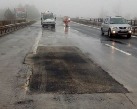 Запълниха опасна дупка на магистрала Тракия СНИМКА