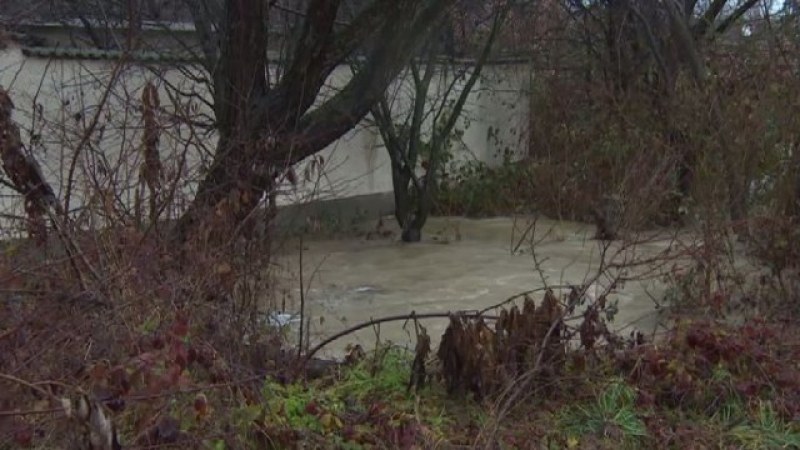 Бедственото положение в Смолян остава, чистят спешно речните корита
