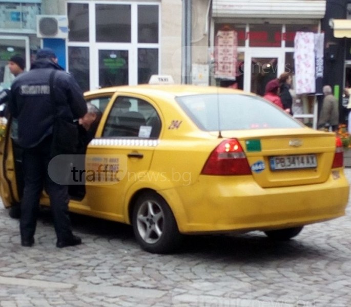 Таксиджия мина през пешеходната зона на Капана, за да остави 