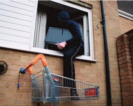 Апаш задигна кон с каруца и домакински уреди от къща в Асеновград