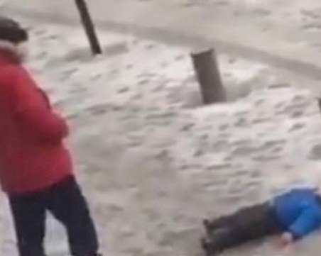 Баща рита зверски малко дете, паднало в сняг! На къде отива този свят? ВИДЕО