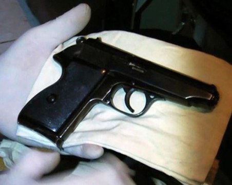 Полицаи претърсиха дома на 27-годишен мъж заради пистолет
