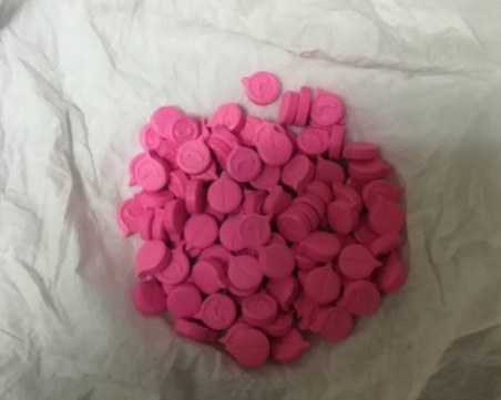 Спипаха 44-годишна жена с 1300 хапчета екстази