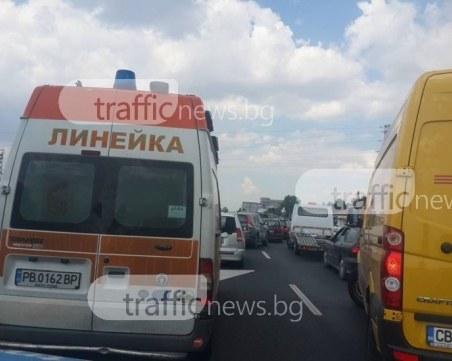 Три автомобила се нанизаха в Труд, жена е в болница