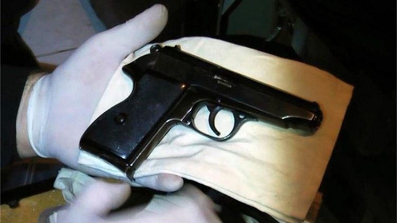 Полицаи претърсиха дома на 27-годишен мъж заради пистолет