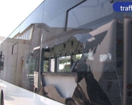 Автобус потегли без шофьор, потроши 20 колчета и 4 коли