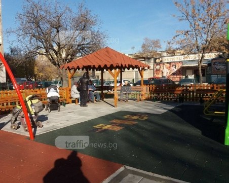 Детска площадка в Кючука стана кръчма, разлива се вино и се режат мезета от сутринта СНИМКИ