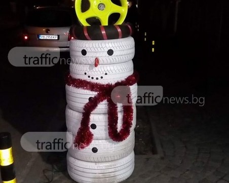 Коледно настроение: Пловдивчани направиха първия снежен човек от ...гуми СНИМКА