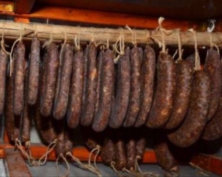 Преди Коледа! Крадци задигнаха 120 домашни суджука