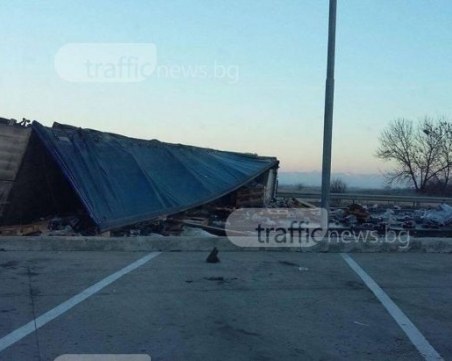 ТИР с тухли се обърна и блокира магистралата