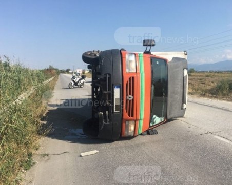 Товарен автомобил се преобърна в нива край Пловдив, шофьорът пострада