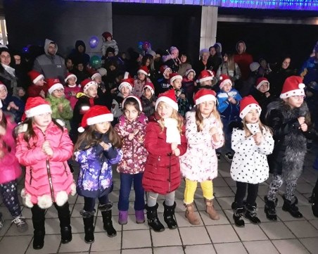 Весела програма и зрелищна заря по случай запалването на елхата в Кършияка