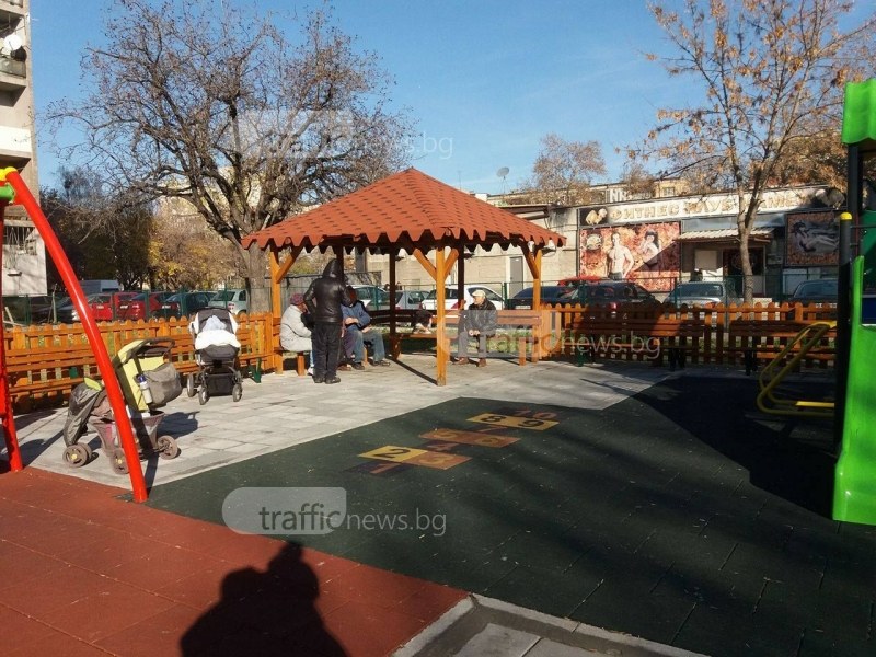 Детска площадка в Кючука стана кръчма, разлива се вино и се режат мезета от сутринта СНИМКИ