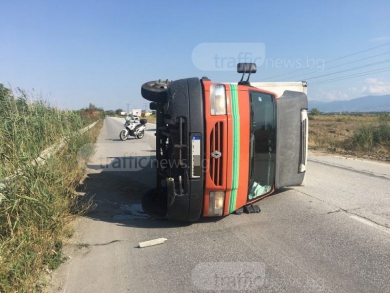Товарен автомобил се преобърна в нива край Пловдив, шофьорът пострада