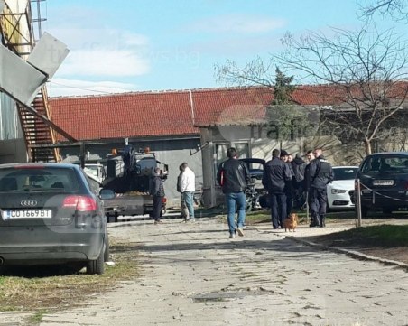 Акция на Криминална полиция в автосервиз в Тракия! Търсят коли - близнаци СНИМКИ