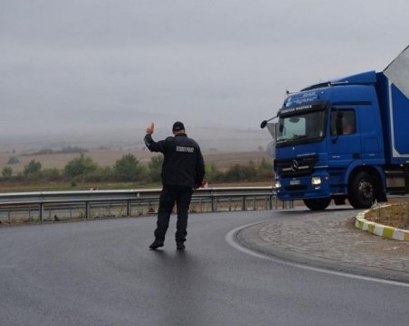 Екшън край Пловдив! Пиян тираджия помете две патрулки, рани четирима полицаи