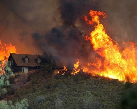 Евакуираха хиляди души в Калифорния заради опустошителни пожари ВИДЕО