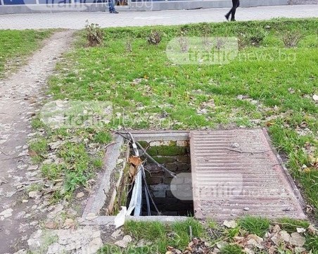 Опасна шахта без капак дебне за жертви в Центъра СНИМКИ