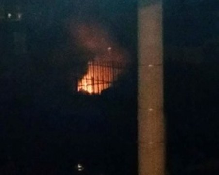 Пожар! Гори сметище в квартал Изгрев СНИМКА, ОБНОВЕНА