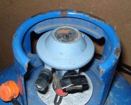 Взриз на газова бутилка причини тежки изгаряния на мъж и жена