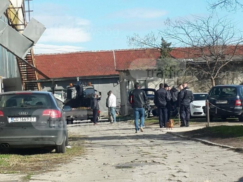 Акция на Криминална полиция в автосервиз в Тракия! Търсят коли - близнаци СНИМКИ