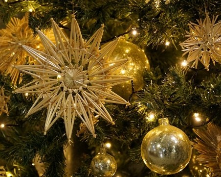 Хоро и коледно настроение тази вечер в Тракия, палят светлините на елхата