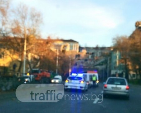 Катастрофа блокира движението до Тунела, шофьор се заби в мантинелата