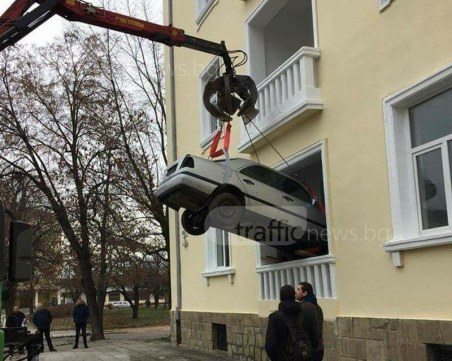 Made in BG! Кой си прибира колата на топло с кран? Абсурдно, нали? СНИМКИ