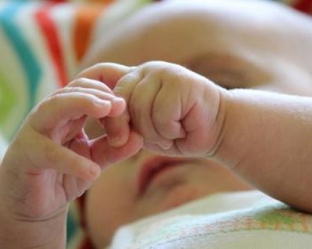 Майка даде бебето си на непозната и избяга