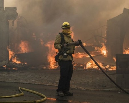 Опустошителните пожари в Калифорния заплашват имения на много звезди ВИДЕО