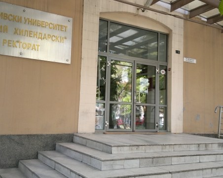 Прокурор, следовател и полицай влизат в ПУ