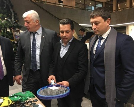 Топка с автограф от Зума и фланелка на Бухалов на търг за каузата  