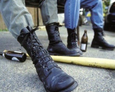 Въоръжени с бухалки младежи нахлуха в гимназия, изкъртиха врата