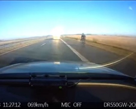 Велосипедист пердаши с 90 км/ч по магистралата, глобиха го ВИДЕО