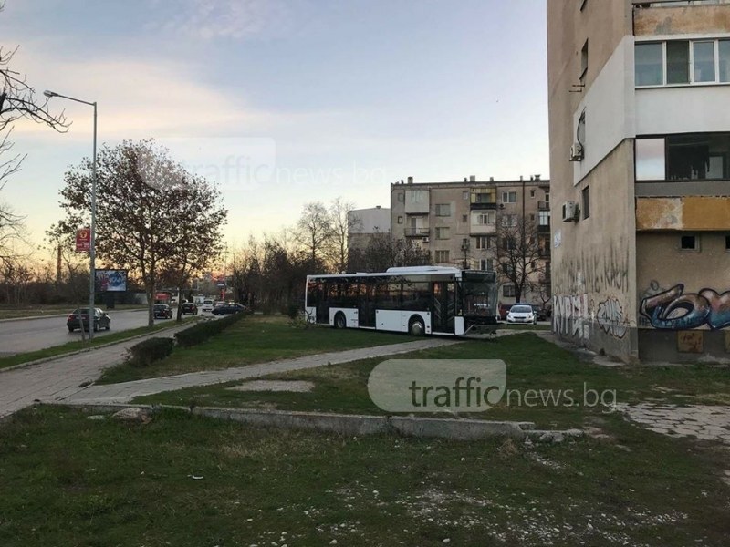 Няма пострадали при удара на автобус в жилищен блок в Смирненски СНИМКИ