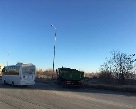 Камиони без платнища разнасят пръст и кал из Тракия