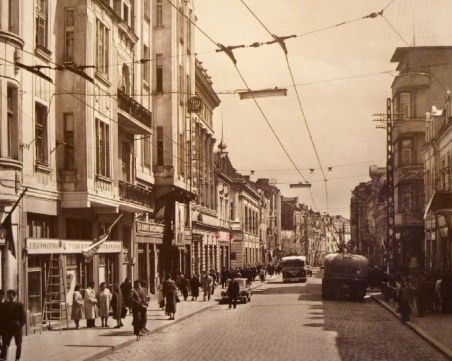 Когато жигулита, файтони и тролеи кръстосваха Главната на Пловдив СНИМКИ