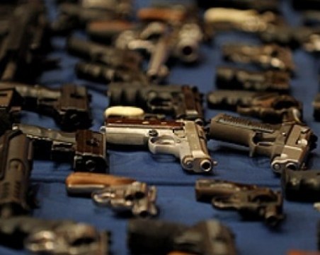 Продавач в оръжеен магазин в Пловдив се простреля по погрешка