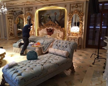 Студентка купи апаратамента на Азис, преброи 265 хиляди в кеш