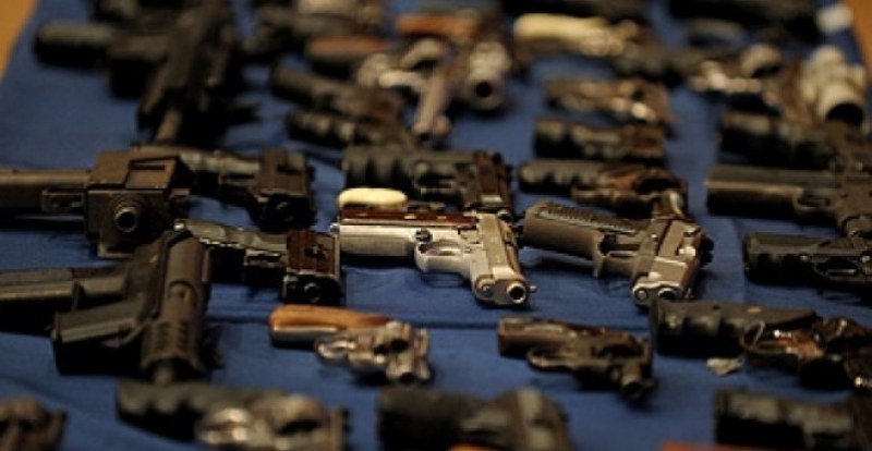 Продавач в оръжеен магазин в Пловдив се простреля по погрешка