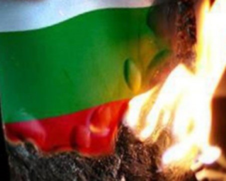 Циганин открадна и запали националния флаг от футболно игрище в село